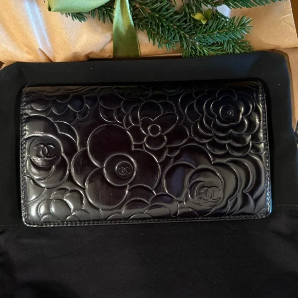 Authentic Chanel Lambskin Camellia Long Wallet - excellent condition - Picture 4 of 7